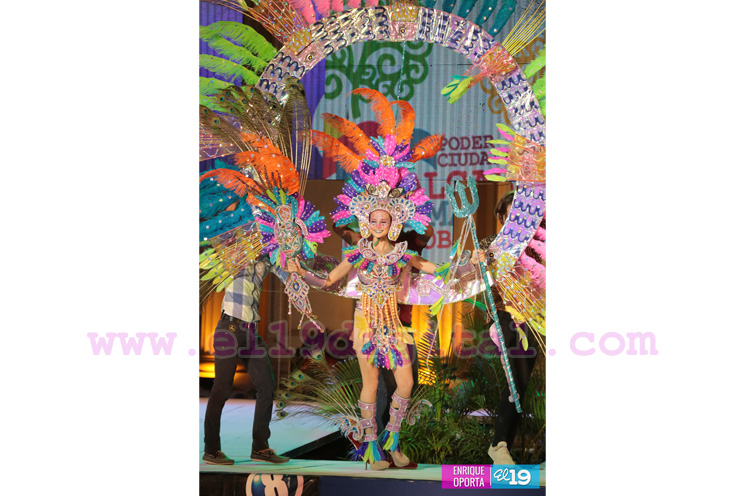 Candidatas a Reina del Carnaval desfilan en traje de fantas&iacute;a